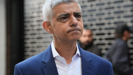 صادق خان: حزب العمال بحاجة إلى استعادة التوازن بعد عام أول صعب