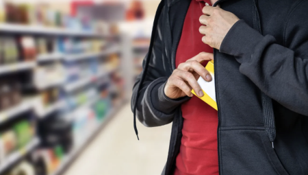 لصوص متاجر بسجلات ضخمة يفلتون من السجون في بريطانيا!