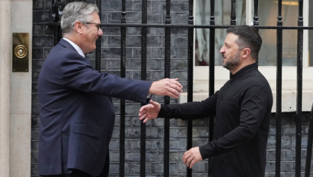 ستارمر وزيلينسكي في اجتماع حاسم مع ترامب بالبيت الأبيض