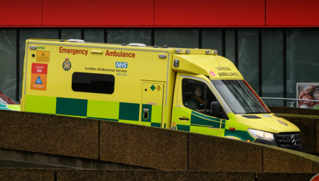 وفاة مريض بعد خطأ قاتل: سائق تاكسي طبي يطفئ مضخة قلب عن غير قصد