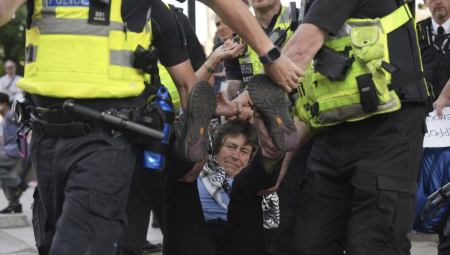 لندن: اعتقال أكثر من 425 متظاهرًا في احتجاج ضخم ضد حظر Palestine Action