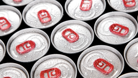 بريطانيا تحظر بيع مشروبات الطاقة عالية الكافيين لمن هم دون 16 عامًا