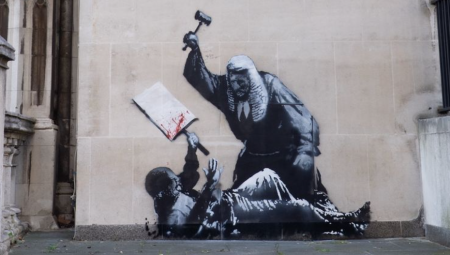 استياء في لندن بعد إزالة جدارية بانكسي من قاعة المحكمة الملكية