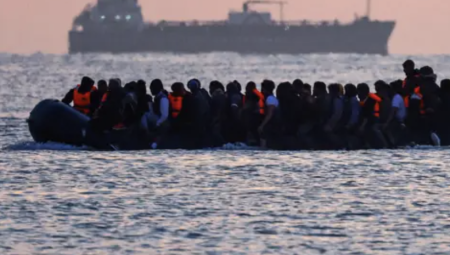 بريطانيا ترحّل أول مهاجر إلى فرنسا ضمن اتفاق واحد مقابل واحد