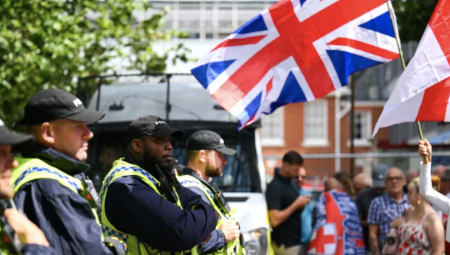 السجن مع وقف التنفيذ لبريطانية هدّدت بقتل مهاجرين بعد تأثرها بمحتوى يميني متطرف
