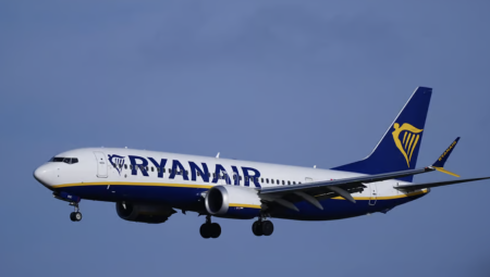 محاكمة بريطاني في فرنسا بعد محاولة فتح باب طائرة رايان إير أثناء الرحلة