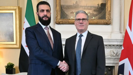 نقاش ستارمر مع الشرع حول ترحيل اللاجئين السوريين يثير تحذيرات المنظمات الإنسانية