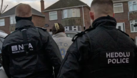 تفكيك شبكة تهريب كبرى نقلت 1000 مهاجر إلى بريطانيا وحققت ملايين اليوروهات