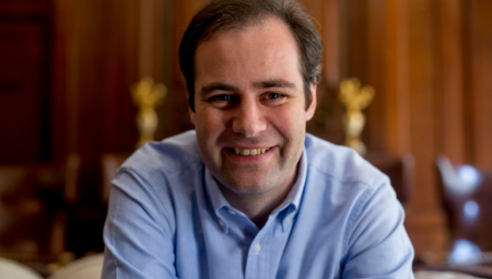 ملياردير بريطاني يتحدى الحكومة بالعودة من هونغ كونغ لضخ الملايين في حزب الإصلاح