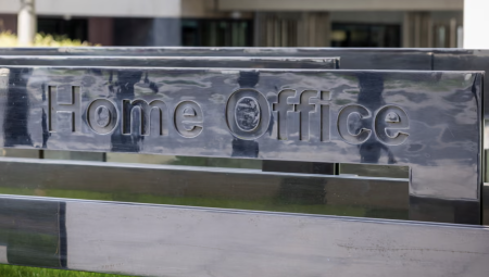 حملة بريطانية لسحب إقامات ما بعد البريكست تثير القلق