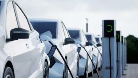 أزمة الوقود تدفع أوروبا نحو طفرة في الطلب على السيارات الكهربائية