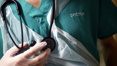 أطباء موقوفون يمارسون عملهم في بريطانيا بعد فشل الاتحاد الأوروبي في تبادل البيانات