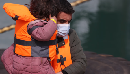 إجراءات مثيرة للجدل في بريطانيا: تفتيش أفواه الأطفال القادمين بالقوارب عن شرائح SIM