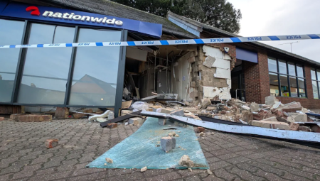 اقتحام جريء: شرطة نورثهامبتونشاير تطارد لصًا اقتلع صرّافًا آليًا من قلب واجهة بنك