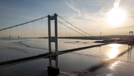 رياح عاتية تُغلق جسر M48 وتُربك الحركة بين إنجلترا وويلز