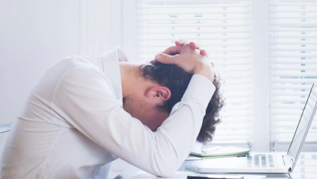 نصف موظفي الجيل Z في بريطانيا يبكون بسبب ضغوط العمل