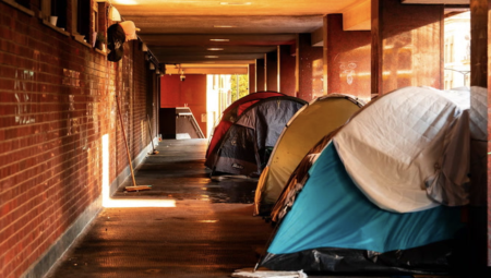 تقرير: ارتفاع غير مسبوق في عدد المشردين يكشف تفاقم أزمة السكن في بريطانيا