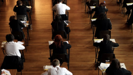 بريطانيا تدرس إجراء بعض امتحانات الـGCSE والـA-Level إلكترونيًا بحلول 2030