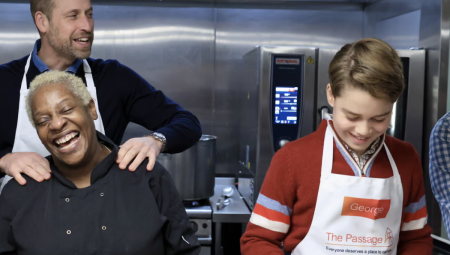 الأمير جورج يشارك والده في تحضير غداء عيد الميلاد لمشردي لندن