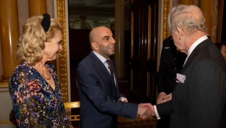 “بطل القطار” الجزائري يحظى بتكريم ملكي من تشارلز الثالث تقديرًا لشجاعته الاستثنائية