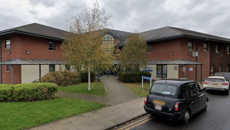 اعتقال شاب هاجم موظفي مستشفى في ميرسيسايد