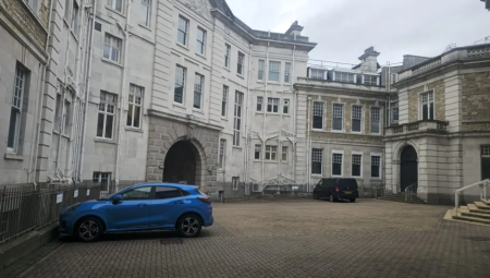 مجلس محلي بقيادة حزب الإصلاح ينفق 600 ألف جنيه على مواقف كبار المسؤولين