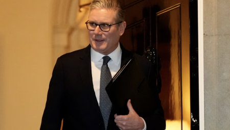 ستارمر يرفض الاستقالة ويؤكد تمسكه بتفويضه رغم الضغوط داخل حزب العمال