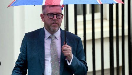 حزب العمال يوقف رئيس الاتصالات السابق في حكومة ستارمر بسبب صلاته بمُدان بجرائم جنسية