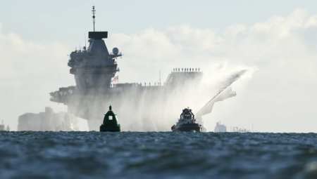 بريطانيا تنشر سفنًا حربية في القطب الشمالي لمواجهة التهديد الروسي