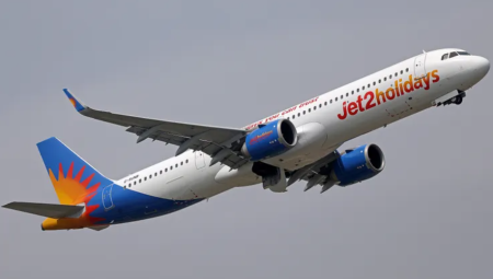 هبوط طارئ لرحلة Jet2 إثر عراك عنيف يُشتبه باندلاعه بسبب تصريحات عنصرية