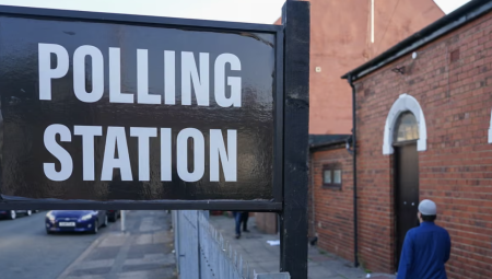 ستارمر يتراجع عن تأجيل الانتخابات المحلية بعد تهديد قانوني