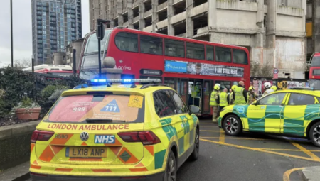 9 إصابات في تصادم حافلة مزدوجة الطابق مع جسر في كرويدون