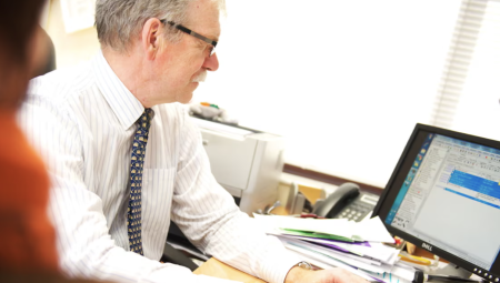 نصف البريطانيين يتجنبون زيارة طبيب الأسرة خوفًا من صعوبة الحصول على موعد