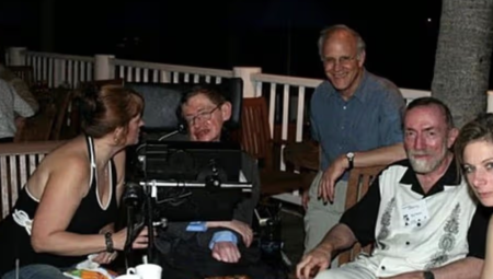 عائلة ستيفن هوكينغ تنفي أي سلوك غير لائق له بعد ظهور صورته في ملفات إبستين