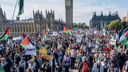 هل أصبح التضامن مع فلسطين في بريطانيا جريمة؟ تقرير يوثّق أكثر من 900 حالة قمع