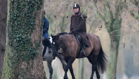 مساعدو العائلة المالكة يطلبون من الأمير السابق أندرو التوقف عن ركوب الخيل
