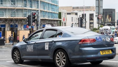 أوبر تعدّل عقود السائقين لتفادي ضريبة التاكسي الجديدة في بريطانيا