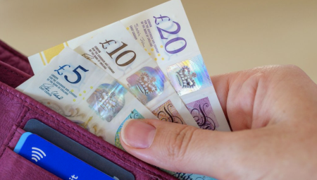 1.1 مليون بريطاني مهددون بإعادة فوائد مالية تلقوها عن طريق الخطأ