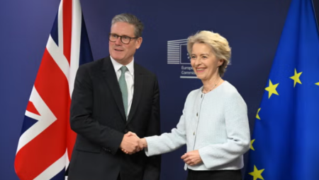 ستارمر يُعدّ مشروع قانون لمواءمة تشريعات بريطانيا مع قوانين الاتحاد الأوروبي