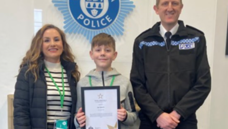 شجاعة لافتة… طفل يبلغ 12 عامًا يسيطر على سيارة بعد فقدان والدته الوعي