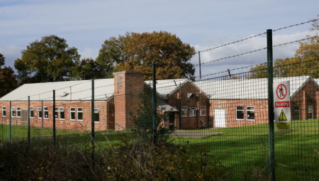 احتجاجات متوقعة مع بدء نقل طالبي لجوء إلى معسكر عسكري في شرق ساسكس