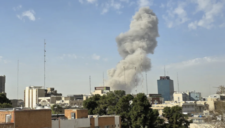 نايجل فاراج وبادينوك يدعمان ضربات ترامب لإيران