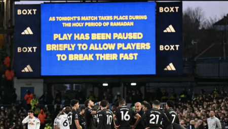 توقف مباراة في بريطانيا لكسر الصيام يُثير ردود فعل غاضبة من بعض مشجعي ليدز