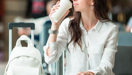 10 دولارات لكوب كابتشينو واحد في مطار سيدني... مؤثرة أسترالية تكشف الفاتورة