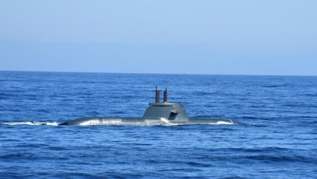 بحر العرب على صفيح ساخن.. لندن تدفع بغواصة نووية إلى المنطقة