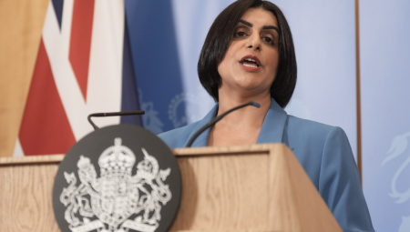 حرب أهلية في العمال: شبانة محمود تُخيّر ستارمر بين استقالتها أو تمرير قوانين الهجرة