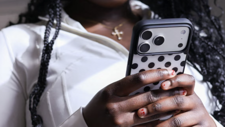 اللوردات البريطاني يتحدى حكومة ستارمر ويصوت لحظر التواصل لمن هم دون الـ16