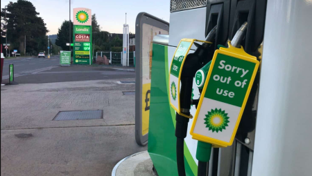لافتات “لا وقود” تنتشر في بريطانيا وسط اضطراب الإمدادات وارتفاع الأسعار
