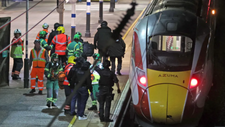 إصابة 11 شخصا في هجوم بسكين على قطار من دونكاستر إلى لندن والشرطة تحدد المشتبه به