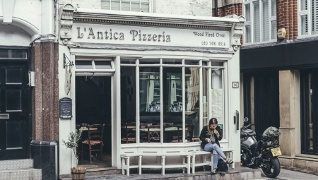 مطاعم لندن تثير جدلاً بسبب “رسوم إدارية” للتحايل على قانون الإكراميات